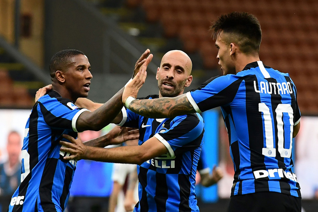 Tiga menit babak kedua berjalan tuan rumah berhasil menyamakan kedudukan lewat tendangan voli Ashley Young. Sontak gol tersebut disambut gembira para pemain Inter Milan.