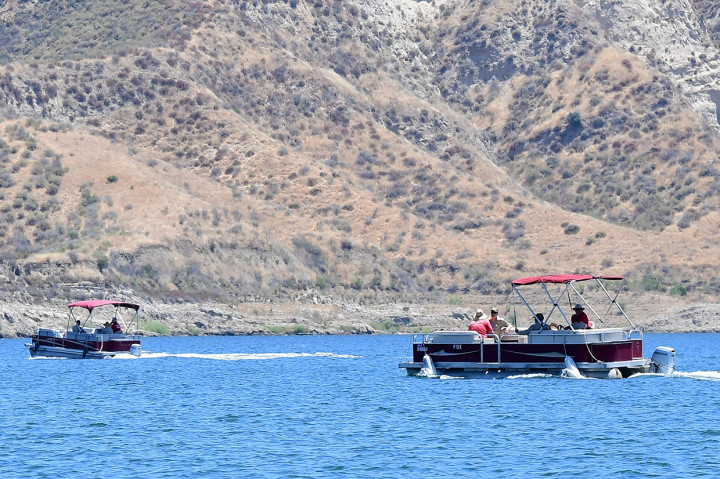 Penyelam dan Ventura County Sheriff terlihat di atas kapal di Danau Piru, California, pada Rabu, 13 Juli 2020, di mana jenazah yang diduga aktris 'Glee' Naya Rivera telah ditemukan. 