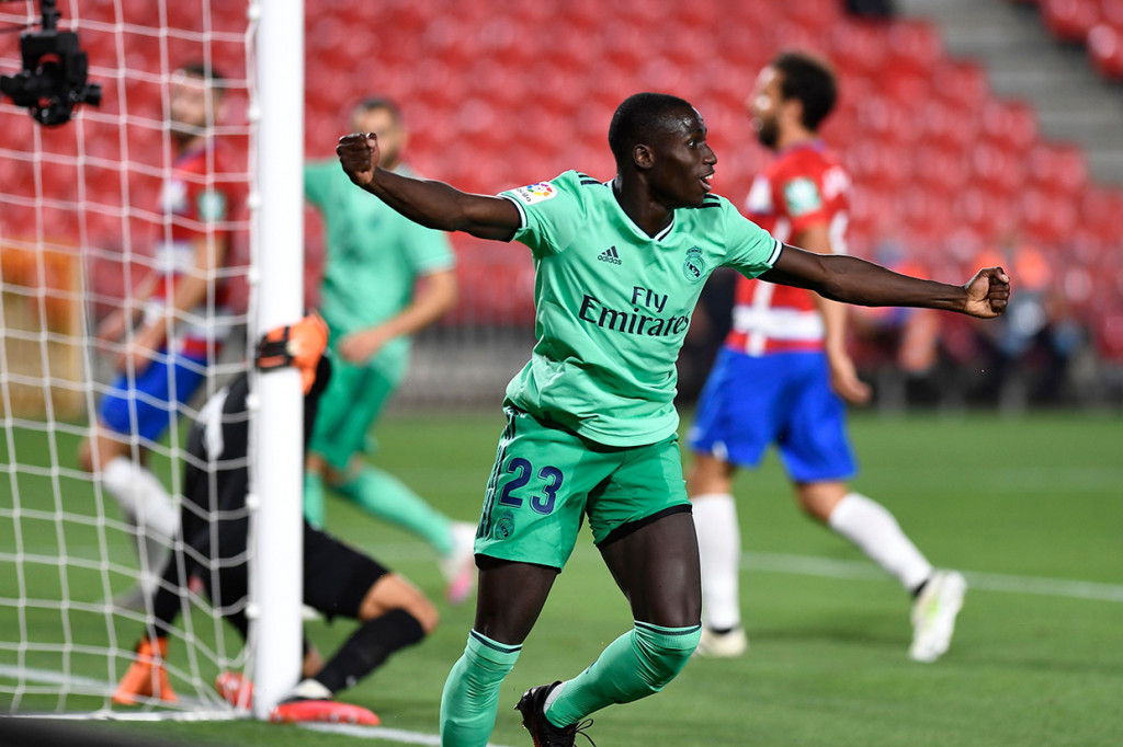 Bermain di kandang lawan, Real Madrid menguasai jalannya pertandingan. Laga baru berjalan 10 menit Los Blancos berhasil membuka skor lewat bek asal Prancis Ferland Mendy yang menjebol gawang Granada dari sudut sempit.