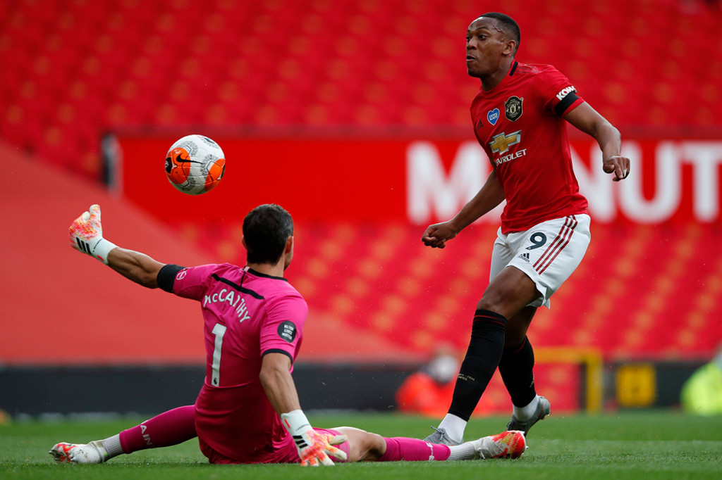 Tuan rumah mendapatkan peluang untuk membuka keunggulan pada menit ke-10. Namun Anthony Martial yang tinggal berhadapan dengan kiper Southampton Alex McCarthy gagal mengonversi peluang menjadi gol. Bola sepakannya dapat ditahan McCarthy.