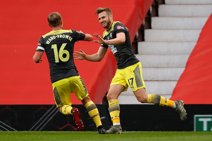 Dua menit berselang Southampton secara mengejutkan berhasil menjebol gawang tuan rumah. Awalnya Paul Pogba kehilangan penguasaan dan bola diteruskan oleh Danny Ings kepada Nathan Redmond. Umpan silang Redmon diselesaikan dengan sempurna oleh Stuart Armstrong untuk membawa timnya unggul 1-0.