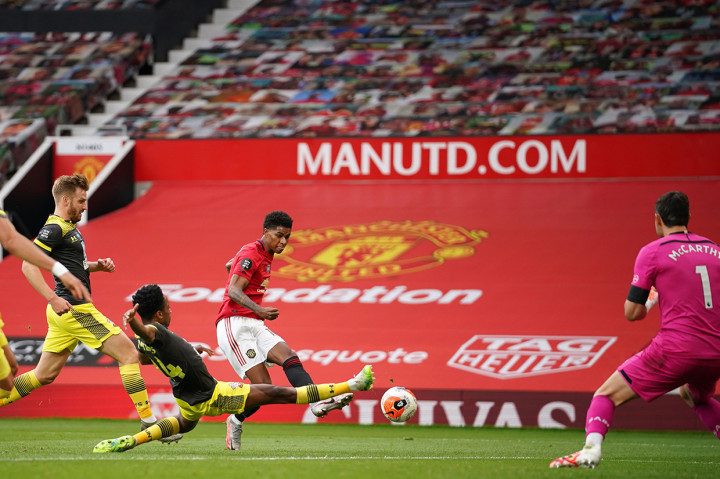 Pada menit ke-20 tuan rumah berhasil menyamakan kedudukan lewat Marcus Rashford setelah mengonversi umpan matang Anthony Martial dari dalam kotak penalti.