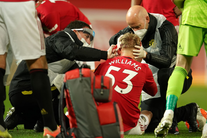 MU harus bermain dengan 10 orang ketika pemain pengganti Brandon Williams ditarik keluar lapangan untuk mendapatkan perawatan setelah berbenturan dengan pemain lawan. Manajer Ole Gunnar Solskjaer tak bisa berbuat apa-apa karena tidak bisa mengganti pemain pengganti.