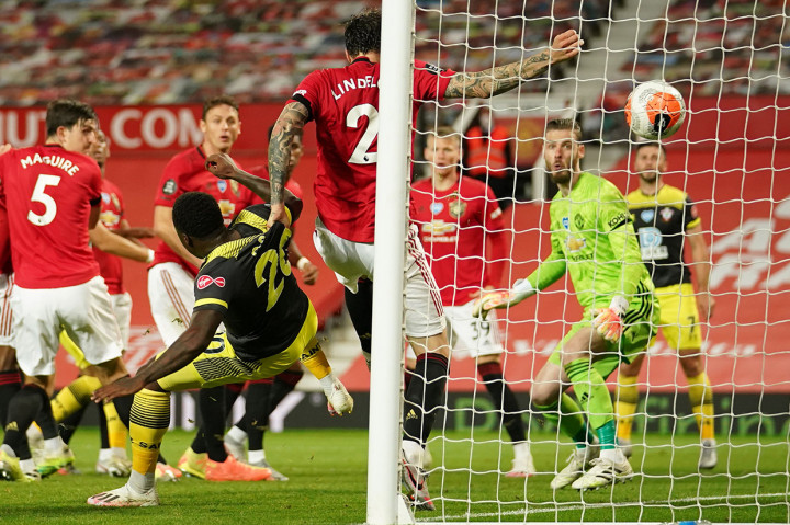 Tuan rumah akhirnya harus kehilangan kesempatan memetik tiga poin setelah Michael Obafemi membuyarkan kemenangan MU setelah menyambar bola liar di depan gawang untuk memaksa kedudukan menjadi imbang 2-2 di detik-detik akhir pertandingan.