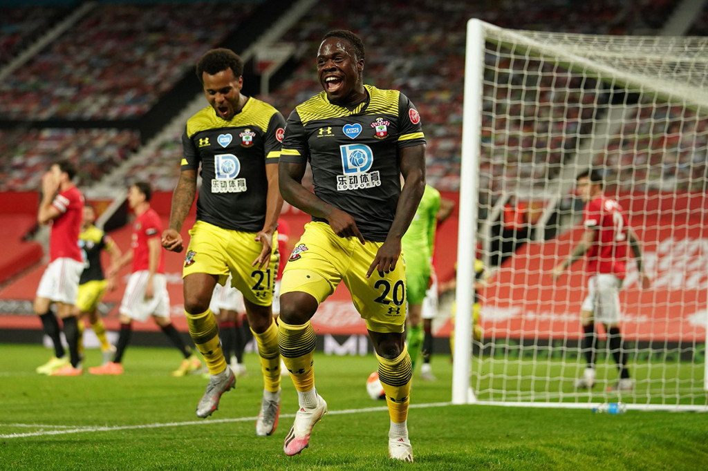 Obefami melakukan selebrasi usai menaklukkan kiper MU David de Gea.