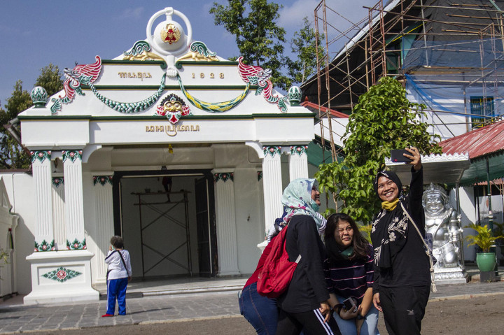 Wisatawan berfoto bersama saat mengunjungi kompleks Keraton Yogyakarta, DI Yogyakarta, Selasa, 14 Juli 2020.