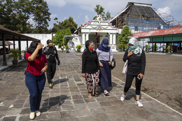 Pihak pengelola wisata Keraton Yogyakarta kembali membuka kunjungan wisata dengan menerapkan protokol kesehatan ketat seperti wajib menggunakan masker, mencuci tangan, pembatasan jumlah pengunjung. Sementara durasi kunjungan maksimal 45 menit sebagai ujicoba operasional normal baru, setelah tutup sejak bulan Maret 2020 akibat pandemi covid-19.