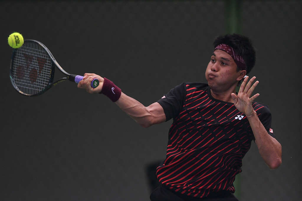 Petenis tunggal putra Rifki Fitriadi mengembalikan bola ke arah lawan Christopher Rungkat pada final turnamen Simulasi Internal Pelatnas Putra PP Pelti di Stadion Tenis Gelora Bung Karno, Jakarta.
