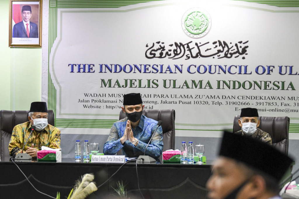 Ketua Umum Partai Demokrat Agus Harimurti Yudhoyono (tengah) memberi salam, disaksikan Wakil Ketua Majelis Ulama Indonesia Muhyiddin Junaidi (kiri) dan Ketua Pendidikan dan Kaderisasi Abdullah Jaidi (kanan) saat berkunjung ke kantor MUI di Jakarta.