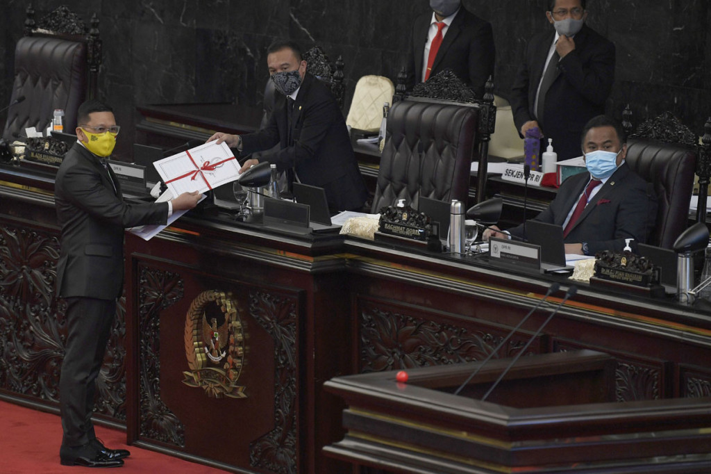 DPR mengesahkan Rancangan Undang-Undang tentang Perppu Pilkada menjadi Undang-Undang.
