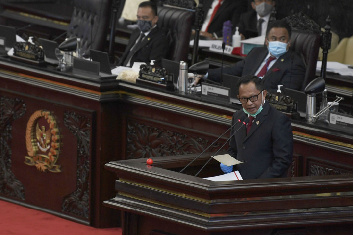 Menteri Dalam Negeri (Mendagri) Tito Karnavian menjelaskan RUU Perppu 2 Tahun 2020 merupakan payung hukum dari penundaan pelaksaan pemilihan kepala daerah (Pilkada) Serentak 2020 akibat Covid-19. Tito atas nama pemerintah mengucapkan apresiasi kepada DPR yang bersama-sama pemerintah melaksanakan proses pembahasan sejak awal.