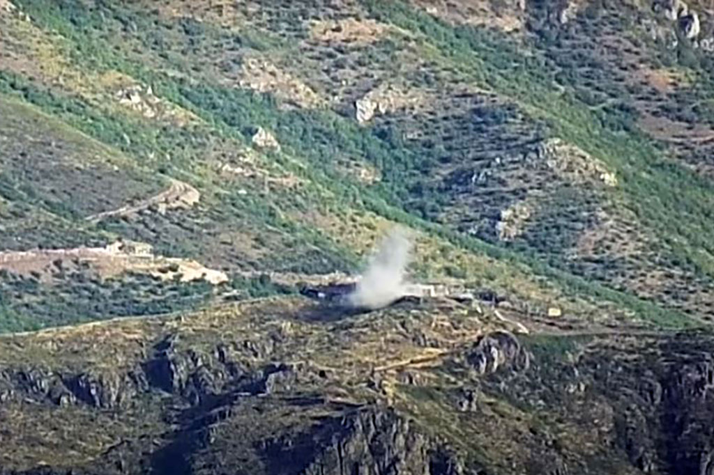 Gambar yang diambil dari video yang diunggah di YouTube oleh Kementerian Pertahanan Azerbaijan pada 14 Juli 2020, memperlihatkan asap mengepul dari apa yang mereka katakan menghancurkan peralatan militer dan tempur Armenia untuk berbagai keperluan, pos komando dan cadangan, di perbatasan Azerbaijan-Armenia.