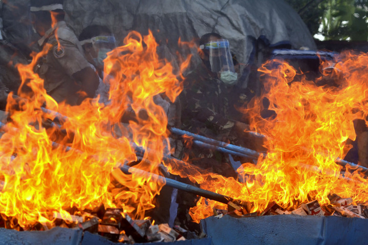 Bea dan Cukai Denpasar memusnahkan berbagai Barang Milik Negara hasil penindakan periode bulan Agustus-Desember tahun 2019 seperti 165.416 batang rokok, 147 botol Minuman Mengandung Etil Alkohol (MMEA), 2.630 botol cairan rokok elektronik, 2.939 unit alat kesehatan serta 3.282 produk kosmetik dengan total kerugian negara sekitar Rp1,7 miliar. 
