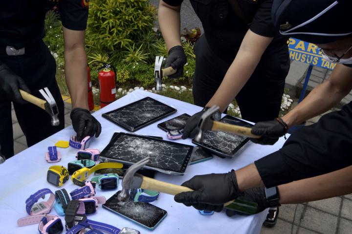 Petugas memusnahkan barang bukti alat elektronik di Kantor Pengawasan dan Pelayanan Bea dan Cukai Tipe Madya Pabean A Denpasar, Bali.