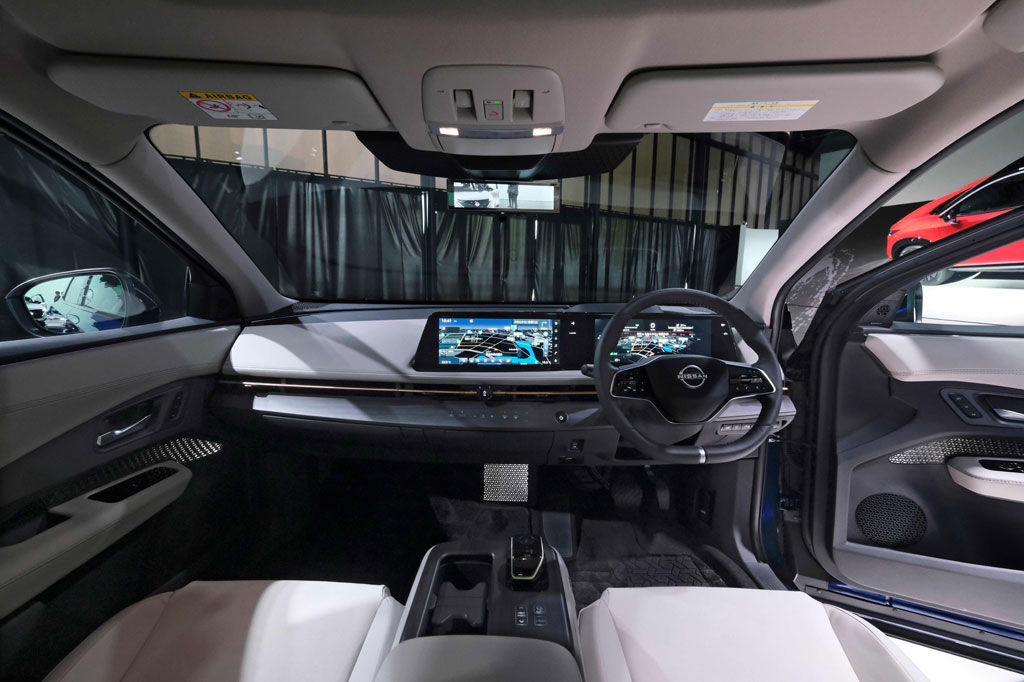 Nissan Ariya memiliki tampilan dinamis dengan lampu depan LED tipis dan canggih. Interiornya pun didesain seluas mungkin dengan opsi untuk menggeser konsol tengah bila membutuhkan lebih banyak ruang.