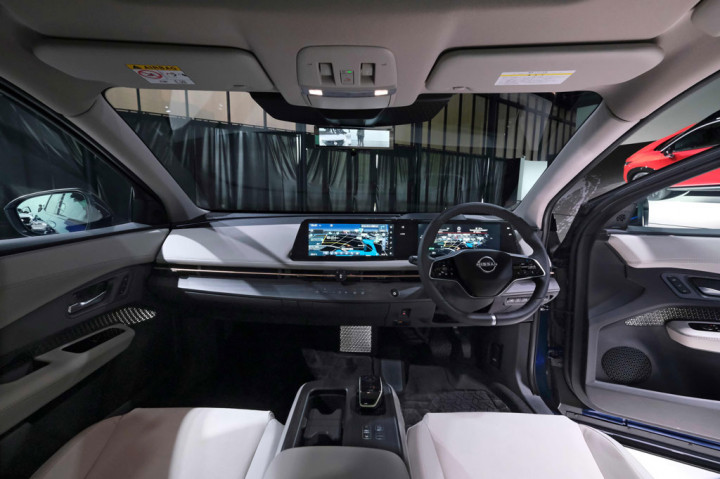 Nissan Ariya memiliki tampilan dinamis dengan lampu depan LED tipis dan canggih. Interiornya pun didesain seluas mungkin dengan opsi untuk menggeser konsol tengah bila membutuhkan lebih banyak ruang.