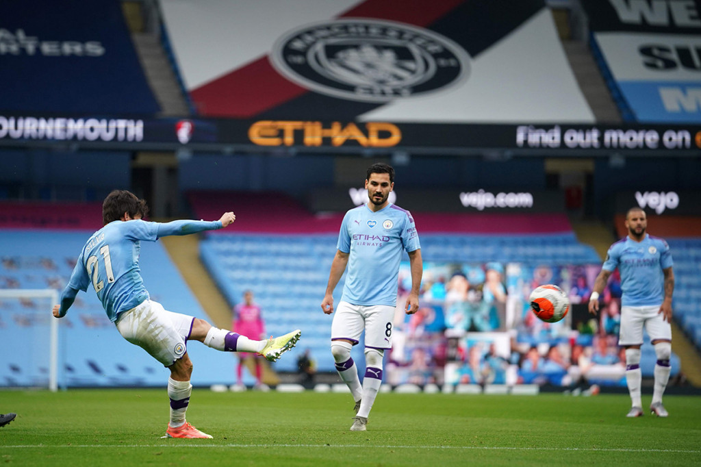 Laga baru berjalan enam menit tuan rumah berhasil membuka keunggulan lewat tendangan bebas David Silva. Sepakan melengkung Silva melewati pagar hidup tim tamu sebelum bola bersarang bersarang ke dalam gawang Aaron Ramsdale.