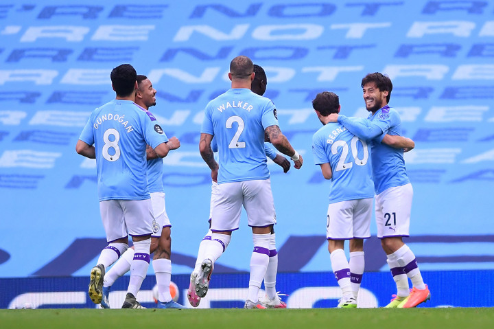 David Silva melakukan selebrasi bersama rekan-rekan setimnya.