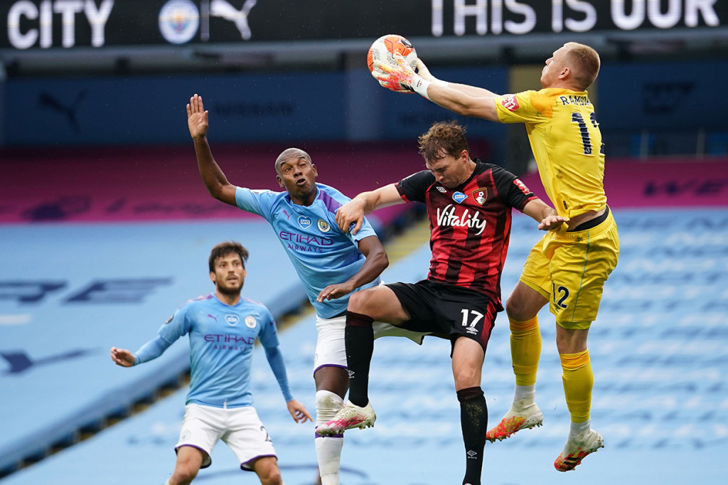 Kiper Bournemouth Aaron Ramsdale berjibamu menyelamatkan gawangnya dari serbuan pemain tuan rumah.