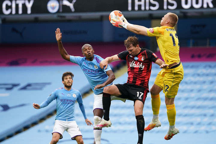 Kiper Bournemouth Aaron Ramsdale berjibamu menyelamatkan gawangnya dari serbuan pemain tuan rumah.