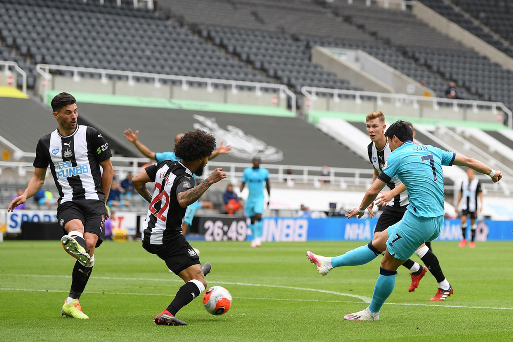 Tuan rumah sempat mengancam pertahan tamunya lewat dua sepakan Miguel Almiron dan sundulan Jonjo Shelvey, tetapi justru Tottenham yang berhasil membuka keunggulan pada menit ke-27 melalui gol Son Heung-min.