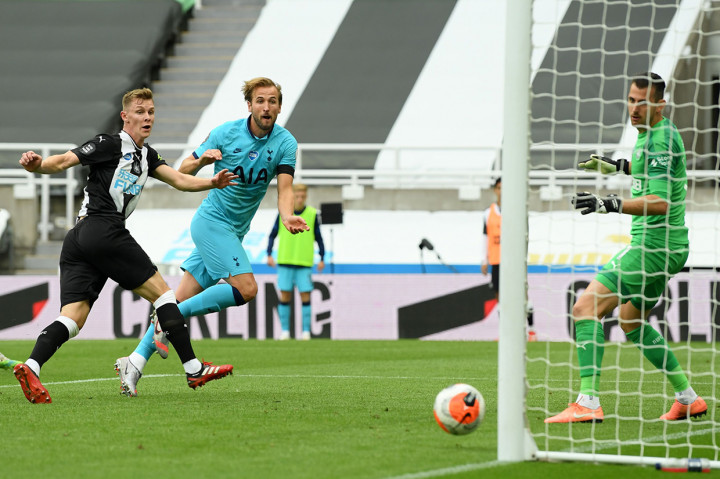 Upaya Newcastle menyamakan skor tak kunjung berhasil, justru tepat pada pengujung waktu normal Kane berhasil menyergap bola pantul hasil tembakan Erik Lamela yang tak bisa diantisipasi sempurna oleh Dubravka.