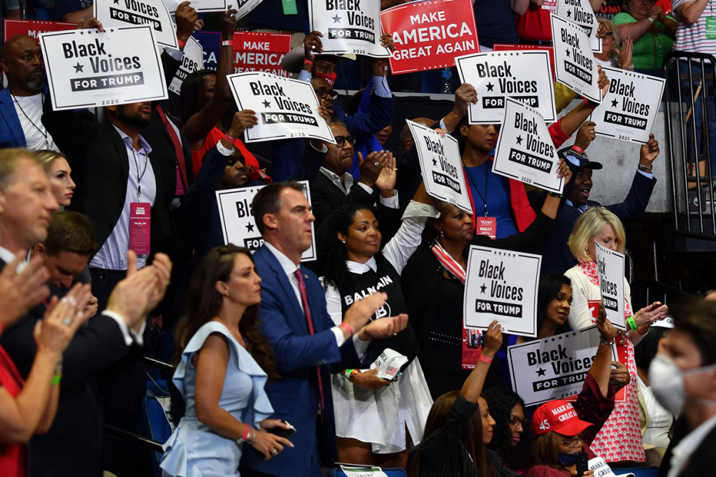 Stitt, politisi asal Partai Republik, dinyatakan positif covid-19, hampir tiga pekan lalu hadir pada acara kampanye Presiden Donald Trump di Oklahoma.
