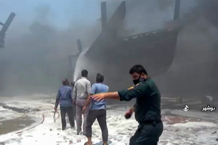 Petugas berusaha memadamkan api yang membakar beberapa kapal di galangan kapal Delvar Kashti Bushehr, di Kota Bushehr, Iran, Rabu, 15 Juli 2020.