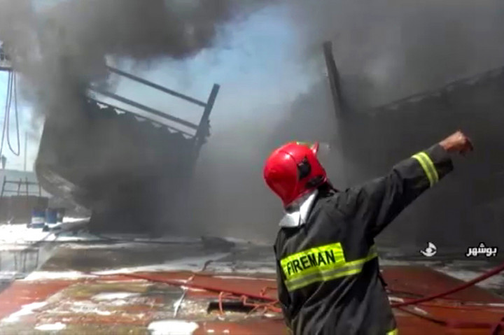 Kebakaran besar terjadi di sebuah galangan kapal di pelabuhan barat daya Bushehr, Iran, Rabu, 15 Juli 2020 waktu setempat. Kebakaran mengakibatkan beberapa kapal yang sedang dibangun mengalami kerusakan.