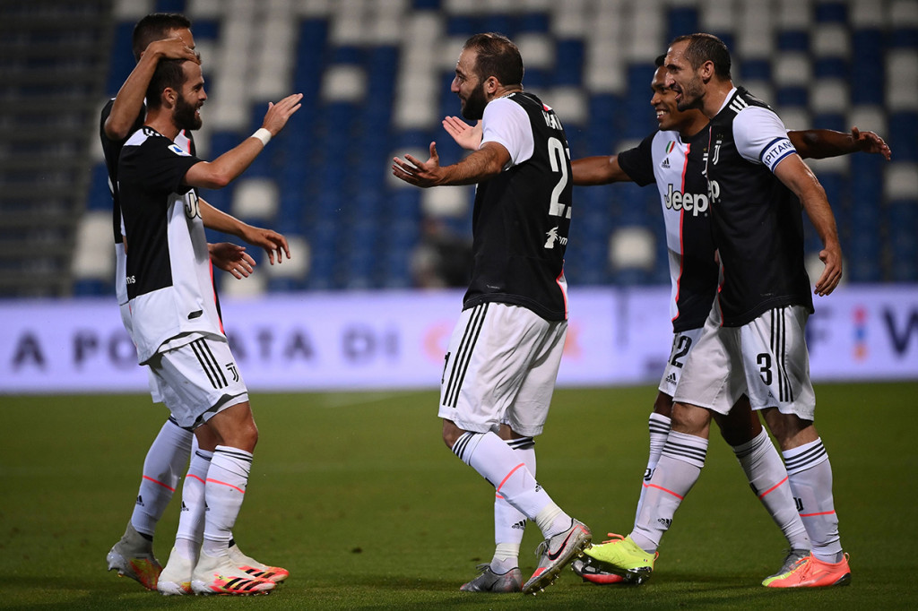 Pertahanan Sassuolo kembali lengah. Enam menit berselang Gonzalo Higuain membawa tim tamu unggul 2-0 usai meneruskan umpan terobosan Miralem Pjanic.