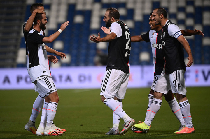 Pertahanan Sassuolo kembali lengah. Enam menit berselang Gonzalo Higuain membawa tim tamu unggul 2-0 usai meneruskan umpan terobosan Miralem Pjanic.