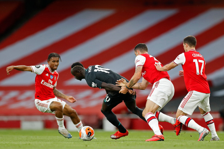 Liverpool tampil mendominasi sejak awal laga dan berusaha membongkar pertahanan Arsenal yang kali ini dihuni lima pemain.