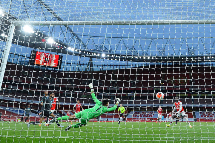 Pertahanan Liverpool kembali melakukan blunder ketika umpan buruk Alisson ke Robertson berhasil direbut Lacazette yang kemudian diselesaikan dengan sempurna oleh Nelson untuk membawa Arsenal berbalik memimpin pada menit ke-44.