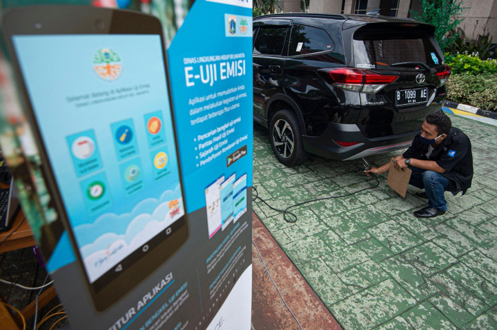 Pemerintah Kota Jakarta Selatan mengadakan uji emisi secara gratis untuk kendaraan bermotor roda empat milik warga, angkutan umum, dan kendaraan operasional plat merah guna mengurangi potensi pencemaran udara di Jakarta.