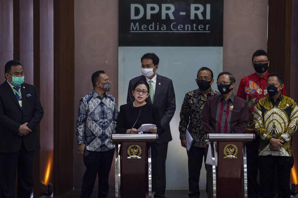 Ketua DPR Puan Maharani (ketiga kiri) bersama (dari kiri) Wakil Ketua DPR Rachmat Gobel, Sufmi Dasco Ahmad, Azis Syamsuddin, Menteri Sekretraris Negara (Mensesneg) Pratikno, Menteri Koordinator Bidang Politik, Hukum dan Keamanan (Menko Polhukam) Mahfud MD, Menteri Pendayagunaan Aparatur Negara dan Reformasi Birokrasi (PANRB) Tjahjo Kumolo dan Menteri Dalam Negeri Tito Karnavian dalam jumpa pers terkait Rancangan Undang-Undang Badan Pembinaan Ideologi Pancasila (RUU BPIP) di Kompleks Parlemen, Senayan, Jakarta.
