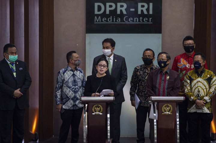 Ketua DPR Puan Maharani (ketiga kiri) bersama (dari kiri) Wakil Ketua DPR Rachmat Gobel, Sufmi Dasco Ahmad, Azis Syamsuddin, Menteri Sekretraris Negara (Mensesneg) Pratikno, Menteri Koordinator Bidang Politik, Hukum dan Keamanan (Menko Polhukam) Mahfud MD, Menteri Pendayagunaan Aparatur Negara dan Reformasi Birokrasi (PANRB) Tjahjo Kumolo dan Menteri Dalam Negeri Tito Karnavian dalam jumpa pers terkait Rancangan Undang-Undang Badan Pembinaan Ideologi Pancasila (RUU BPIP) di Kompleks Parlemen, Senayan, Jakarta.
