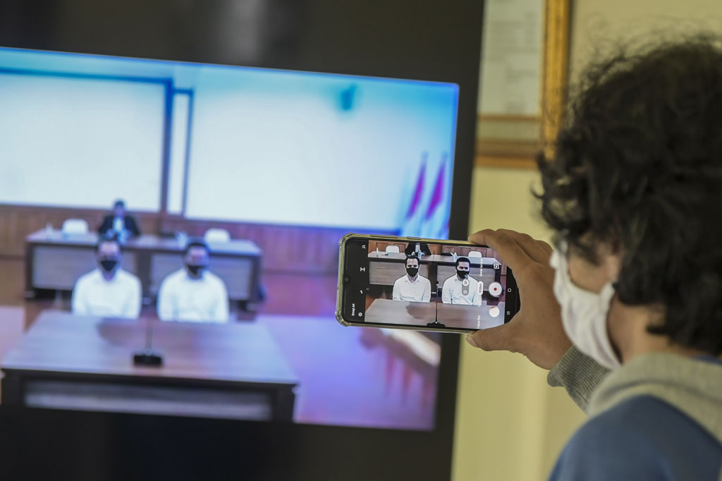 Jurnalis mengambil gambar sidang pembacaan putusan kasus penyiraman air keras terhadap penyidik KPK Novel Baswedan dengan terdakwa Ronny Bugis dan Rahmat Kadir Mahulette yang disiarkan secara 'live streaming' di PN Jakarta Utara, Jakarta, Kamis, 16 Juli 2020.