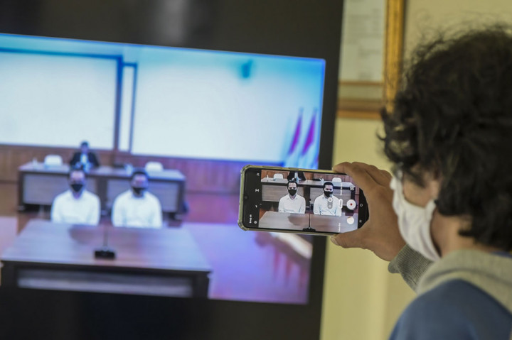 Jurnalis mengambil gambar sidang pembacaan putusan kasus penyiraman air keras terhadap penyidik KPK Novel Baswedan dengan terdakwa Ronny Bugis dan Rahmat Kadir Mahulette yang disiarkan secara 'live streaming' di PN Jakarta Utara, Jakarta, Kamis, 16 Juli 2020.