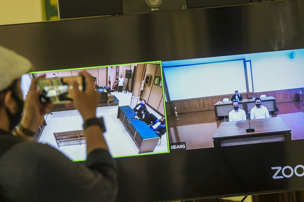 Majelis hakim Pengadilan Negeri Jakarta Pusat menjatuhkan vonis selama 2 tahun penjara kepada Rahmat Kadir Mahulette dan 1,5 tahun penjara kepada Ronny Bugis karena terbukti melakukan penganiayaan yang menyebabkan luka berat terhadap penyidik KPK Novel Baswedan.