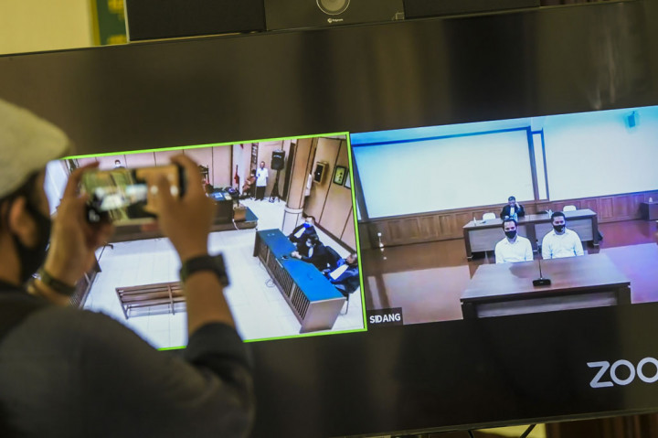 Majelis hakim Pengadilan Negeri Jakarta Pusat menjatuhkan vonis selama 2 tahun penjara kepada Rahmat Kadir Mahulette dan 1,5 tahun penjara kepada Ronny Bugis karena terbukti melakukan penganiayaan yang menyebabkan luka berat terhadap penyidik KPK Novel Baswedan.