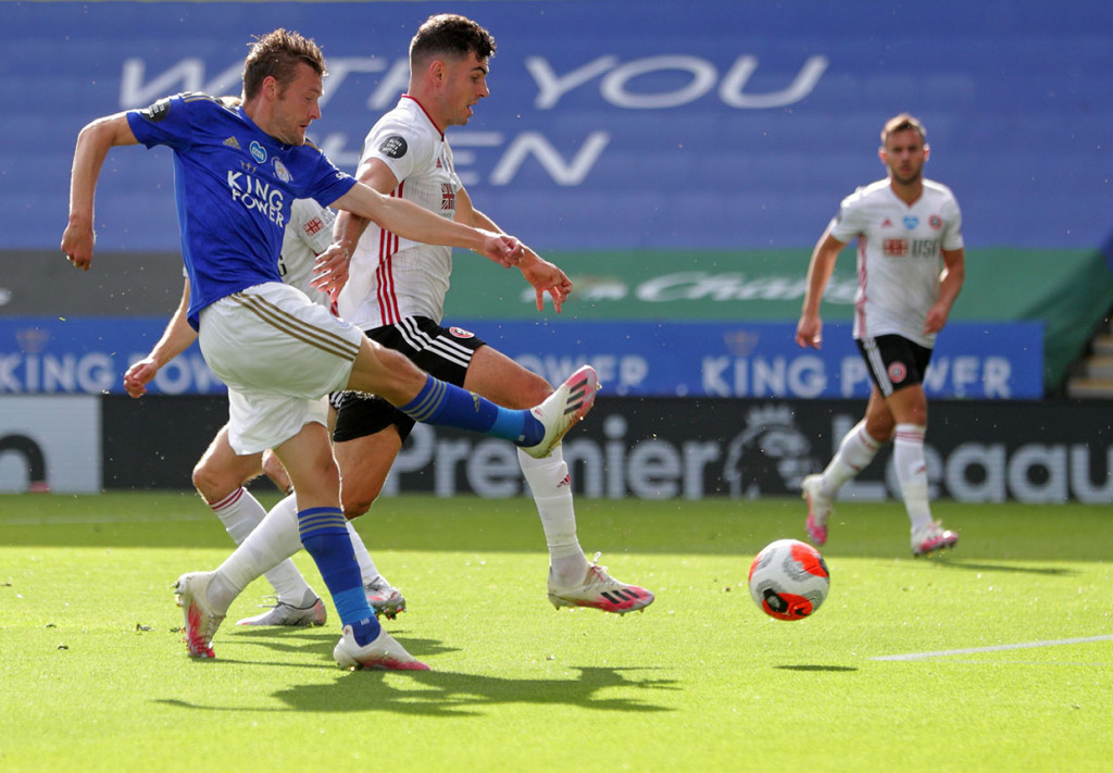 Leicester hampir unggul pada menit ke-12, ketika Jamie Vardy menyambut umpan silang James Justin tetapi tembakannya dihalau oleh Chris Basham. Bola pantul berusaha disambar Vardy lagi, tetapi kiper Dean Henderson sigap melakukan penyelamatan.