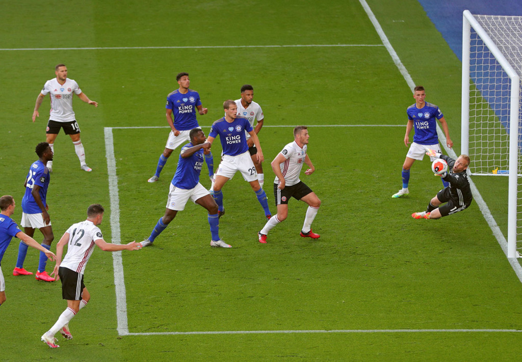 Sebaliknya tim tamu berkesempatan membalas lewat situasi sepak pojok pada menit ke-63, tetapi sundulan Egan masih bisa ditepis oleh kiper Kasper Schmeichel. Bola muntah berusaha disambar Egan lagi, tapi kali ini Wes Morgan pasang badan untuk mengamankan gawang tuan rumah.