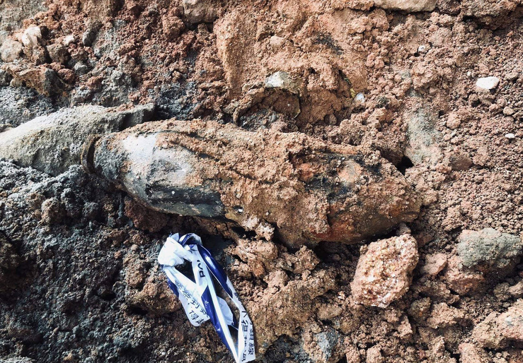 Menurut laporan lokal, sekitar dua ribu orang harus dievakuasi karena kondisi bom yang tidak stabil, yang panjangnya sekitar satu meter dan diameter 30cm. Bom berhasil dijinakkan petugas dalam waktu sekitar 12 jam.