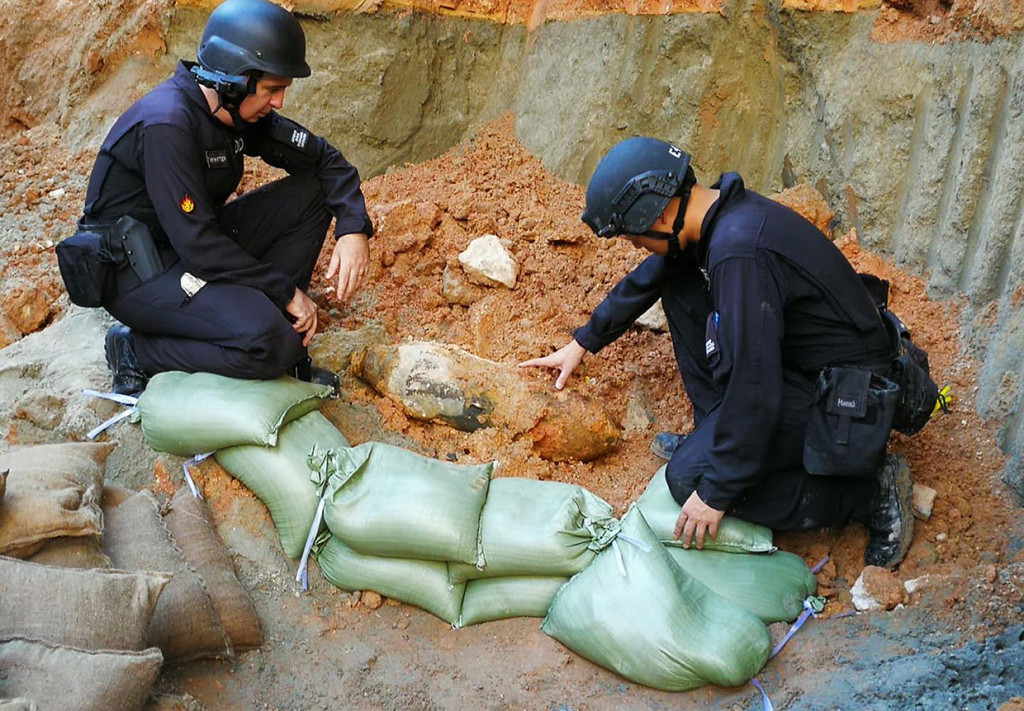 Tim penjinak bom bekerja di tempat penemuan bom peninggalan Perang Dunia II di sebuah lokasi konstruksi di Kai Tak, Hong Kong, Kamis, 16 Juli 2020. 