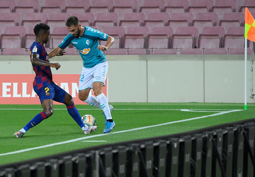 Bermain di kandang sendiri, Barca tertekan sejak awal laga. Beberapa serangan pemain tim tamu berhasil menembus pertahanan tuan rumah.