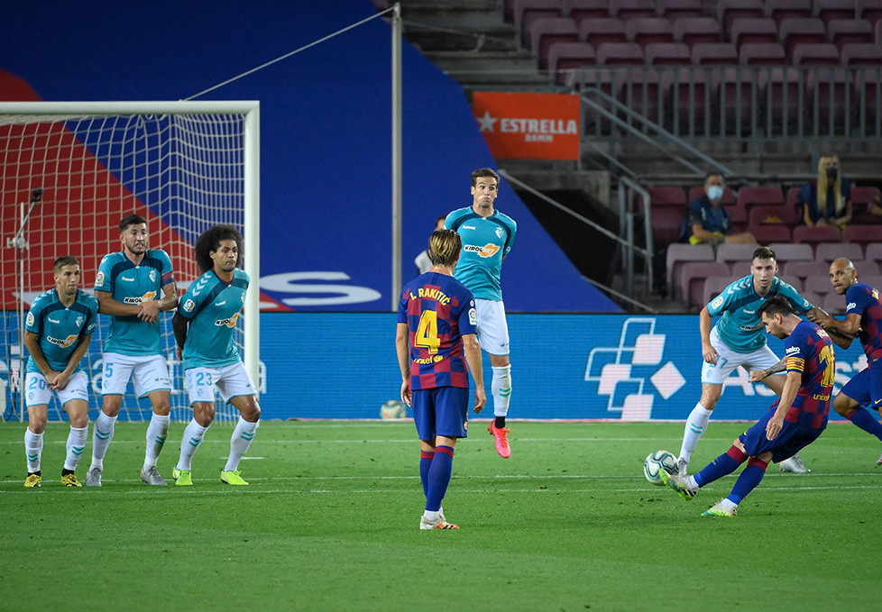 Tuan rumah berpeluang menyamakan kedudukan pada menit ke-22 lewat tendangan bebas Lionel Messi. Namun sepakan melengkung La Pulga hanya membentur mistar gawang Osasuna. Skor 0-1 bertahan hingga jeda.