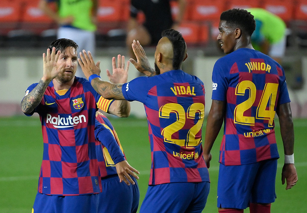 Gol tersebut disambut gembira para pemain Barca.