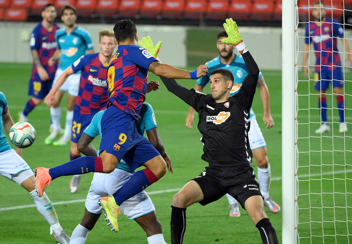 Unggul jumlah pemain, Barca kemudian berusaha untuk membalikkan keadaan. Namun beberapa peluang yang tercipta gagal berbuah gol.