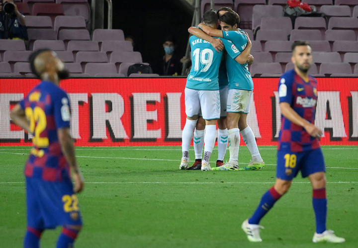 Justru tuan rumah harus gigit jari setelah Osasuna yang mencetak gol penentu kemenangan pada injury time lewat tembakan Roberto Torres.