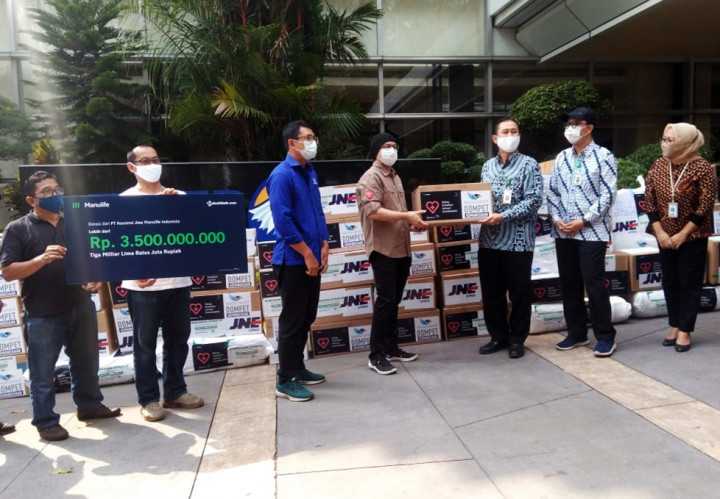 CEO Benihbaik.com Andy F Noya (tengah) didampingi Ketua Dompet Kemanusiaan Media Group Ali Sadikin (ketiga kiri) secara simbolis menyerahkan donasi APD kepada Direktur Umum dan Operasional RS Kanker Dharmais Dr R Soeko Werdi Nindito Daroekoesoemo di Lobby Grand Metro TV, Kedoya, Jakarta Barat, Jumat, 17 Juli 2020.